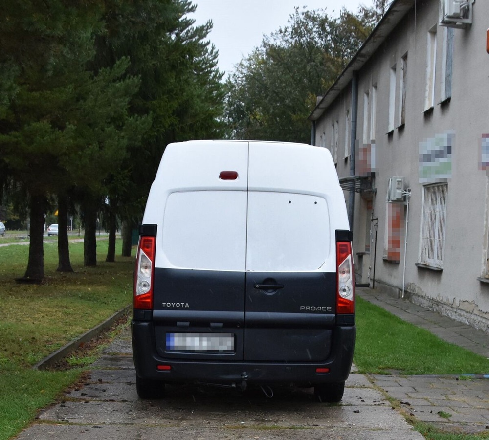 Cofając Toyotą, potrącił 67-latka. Mężczyzna trafił do szpitala