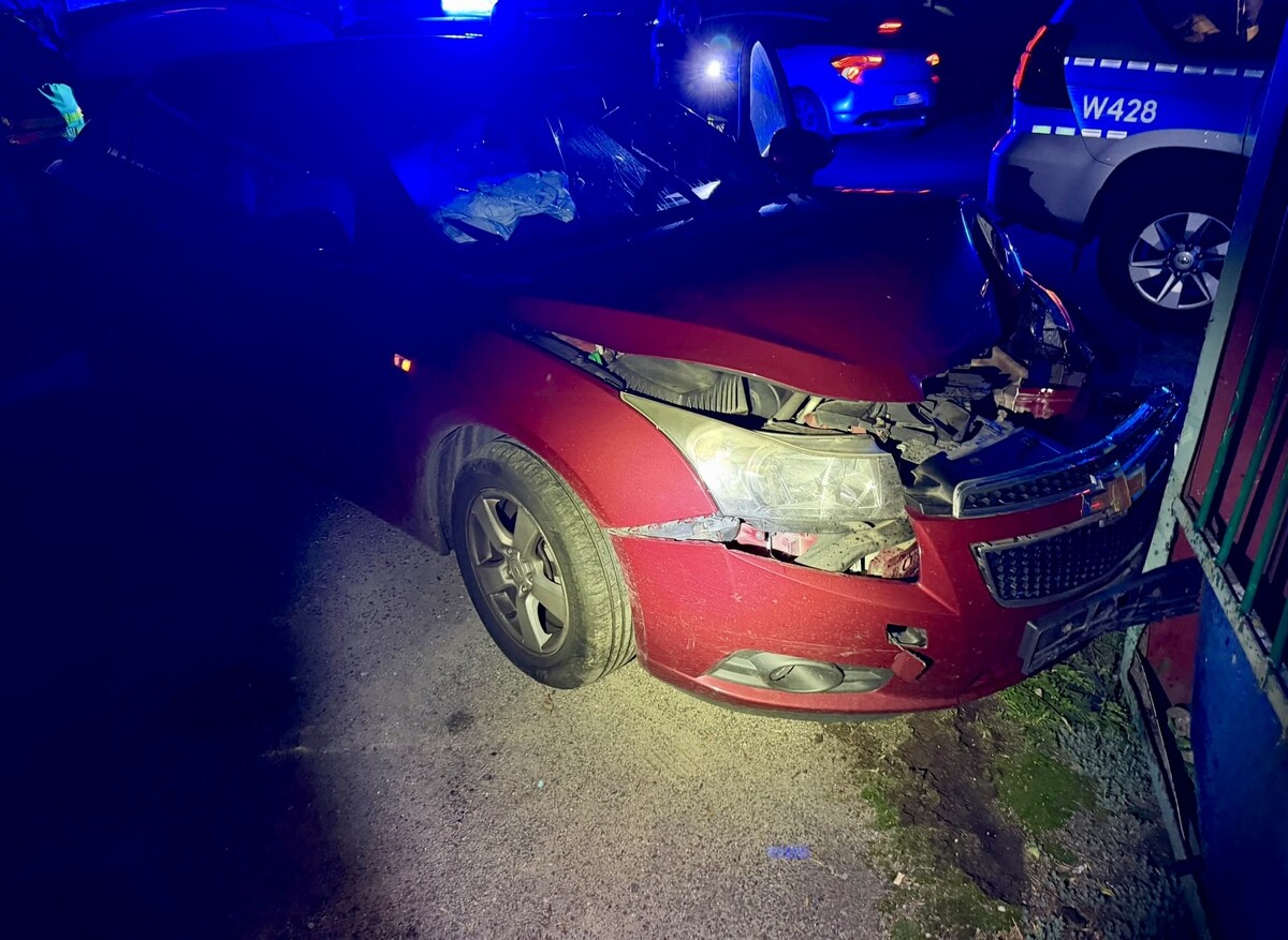 104 km/h w terenie zabudowanym, ucieczka i kraksa na ogrodzeniu. 20-latek z 43 punktami