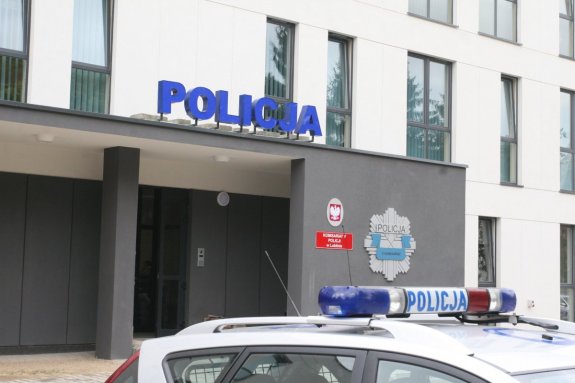 Skakał po szklanym dachu Mercedesa. 20-latek uszkodził cztery samochody