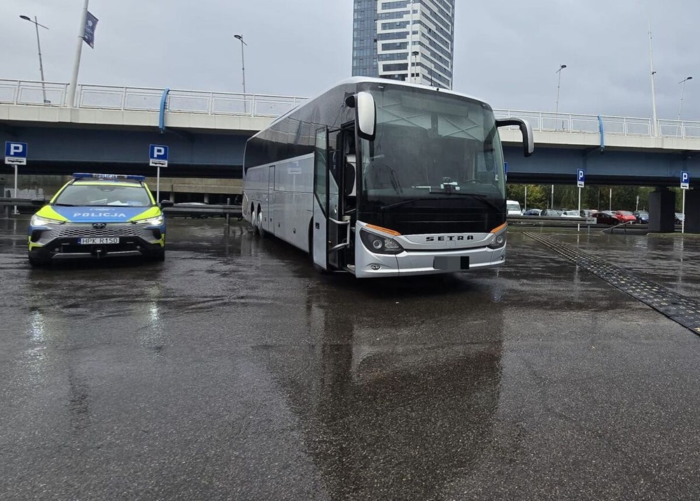 Dwa autokary nie nadawały się do wyjazdu. Policjanci skontrolowali autobus z dziećmi