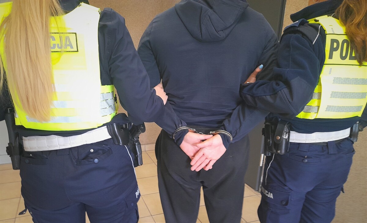 Dron obserwował kierowców na DK 52. Policjanci zatrzymali poszukiwanego 23-latka