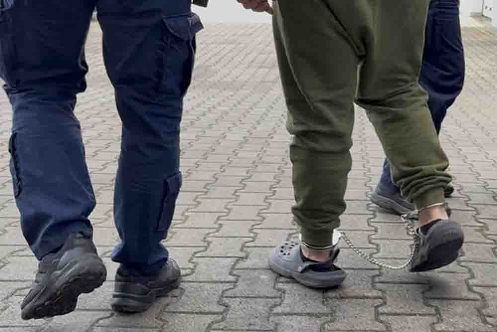 Przyjechali mu pomóc, a on zaatakował medyków z karetki