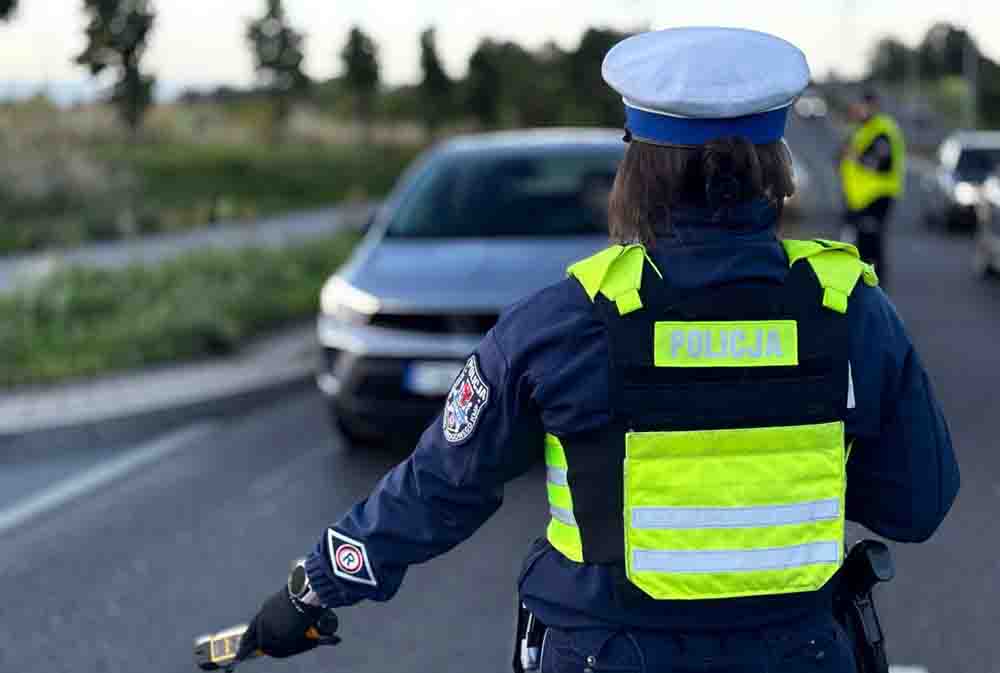 Policjanci kontrolowali trzeźwość kierowców, a wywrócił się pijany na hulajnodze