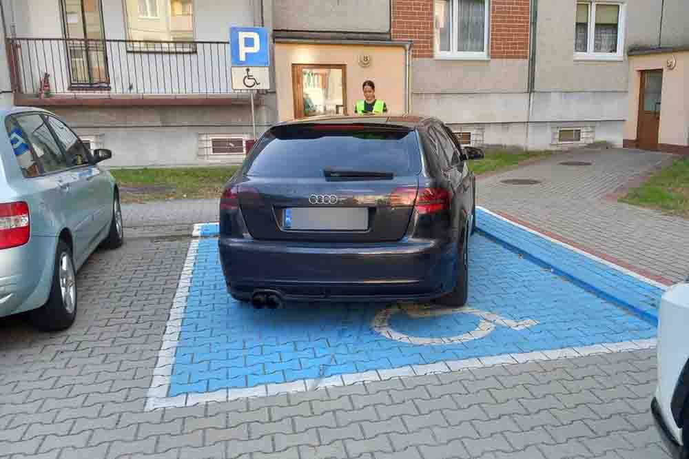 Nowogród Bobrzański. Parkowanie na oku policji, i niektórzy kierowcy się mocno zdziwili