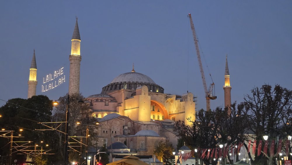 Hagia Sophia w Stambule: Perła Bizancjum i osmańskiego dziedzictwa