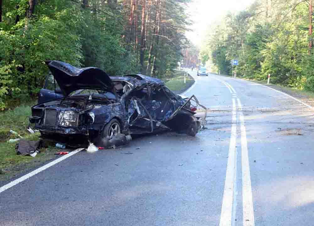 Audi rozerwane po uderzeniu w drzewo. Młody kierowca ciężko ranny