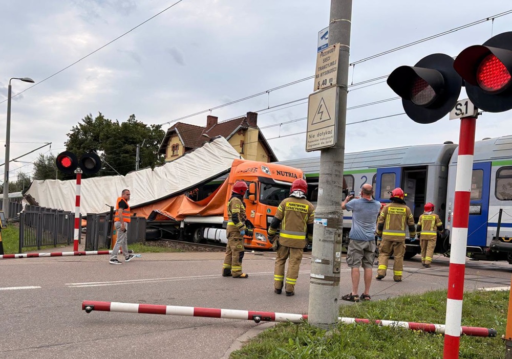 Wypadek kolejowy. Pociąg Intercity jadący do Zielonej Góry zmiótł z przejazdu ciężarówkę
