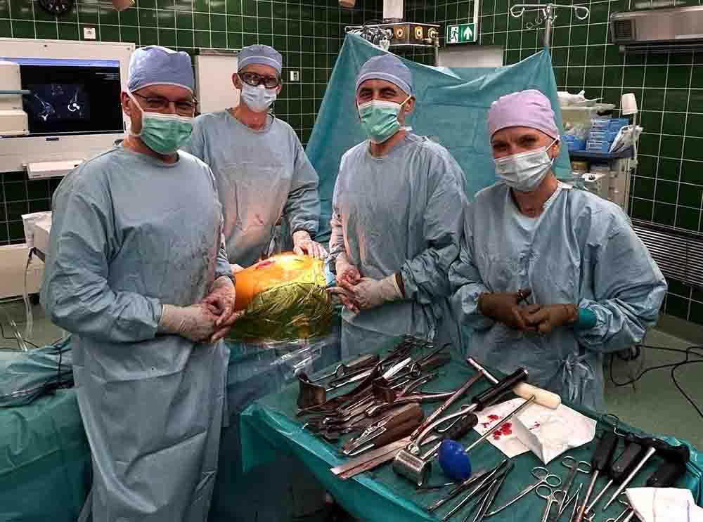 Zielona Góra. Skomplikowana operacja w szpitalu. Indywidualny implant tytanowy dla pacjenta