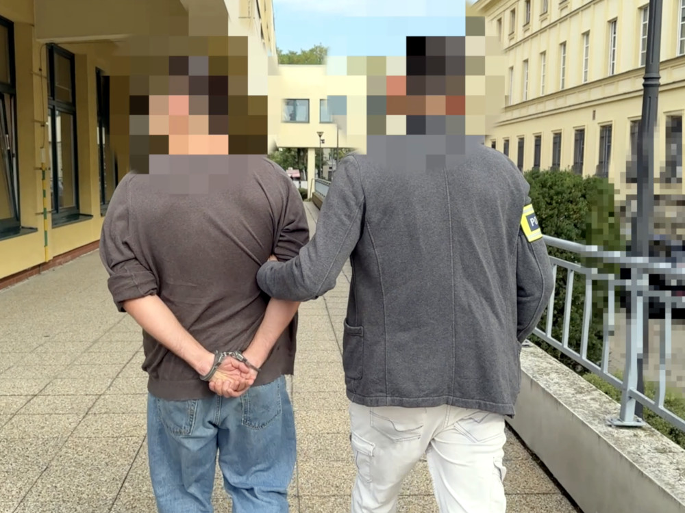 Uciekał policjantom po klatce schodowej. W mieszkaniu miał marihuane