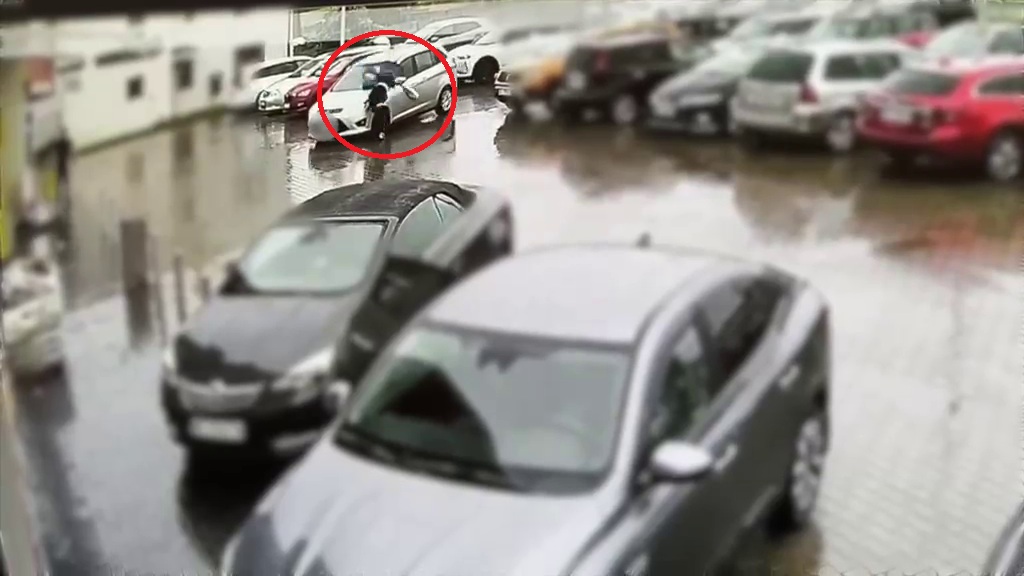 Potrącił kobietę i uciekł. Kamera nagrała jego wyczyn, a policjanci znaleźli go w domu