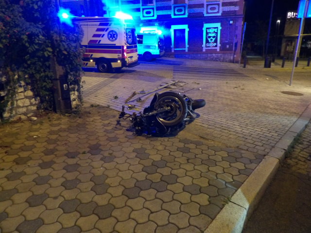 Pościg za pijanymi motocyklistami. Ucieczka zakończyła się na betonowym słupie