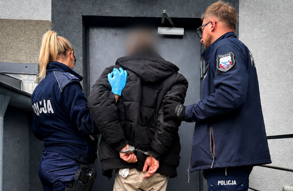 Ukradł skarbonkę z pieniędzmi na chore dziecko. Policjanci zatrzymali go, gdy znów pojawił się pod sklepem