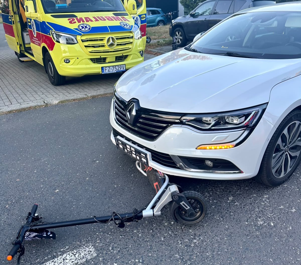 Zielona Góra. Wypadek, 13-latek na hulajnodze elektrycznej wjechał pod Renault