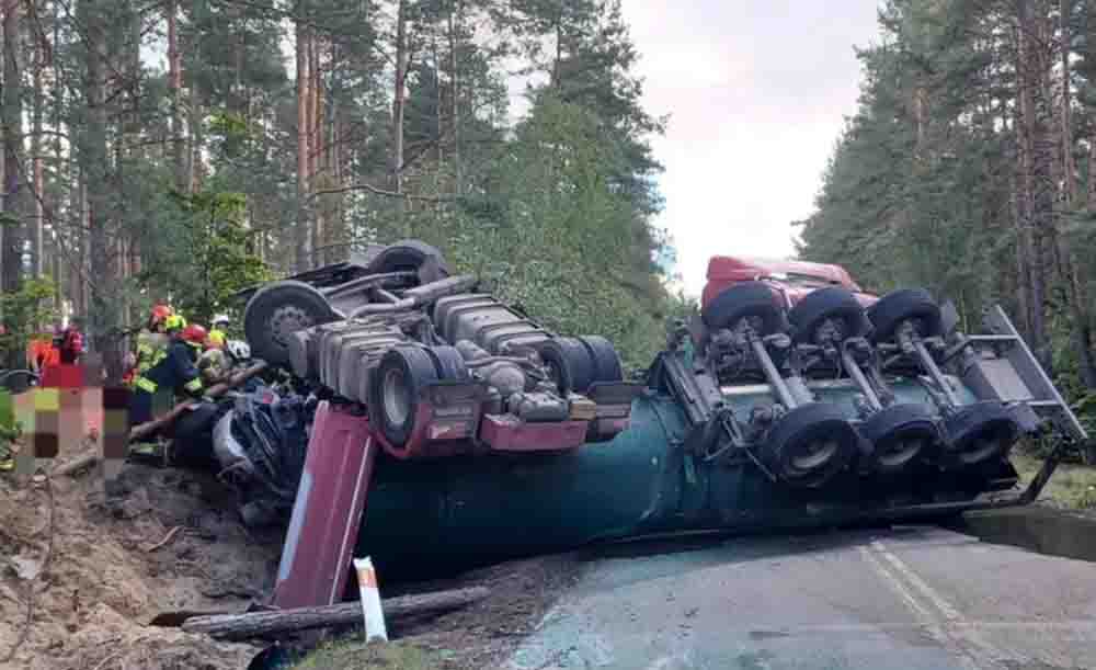 Makabryczny wypadek. Zderzenie dwóch ciężarówek i osobówki, nie żyją dwie osoby