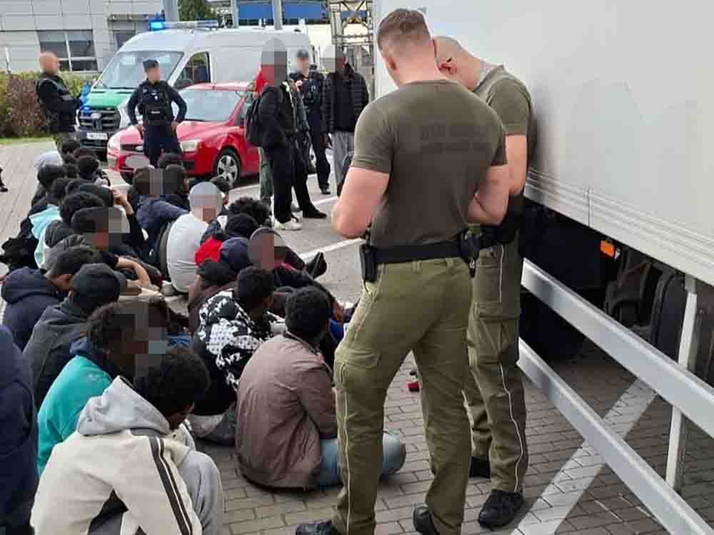 W chłodni ciężarówki upchali 34 migrantów. Wpadli na autostradzie A2