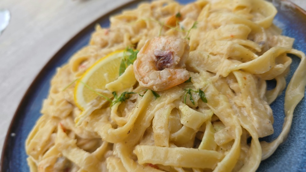 Tagliatelle z krewetkami w Rivierze. Makaron, który naprawdę potrafi zachwycić