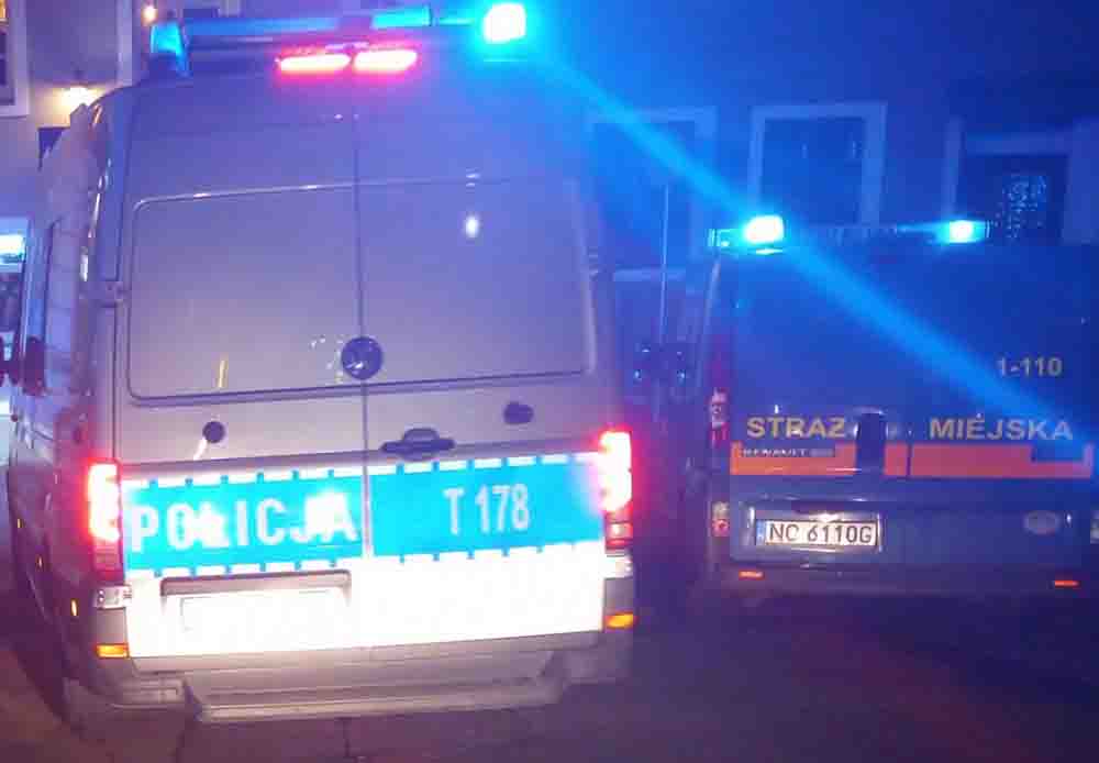 Owady na drzwiach mieszkania doprowadziły do makabrycznego odkrycia