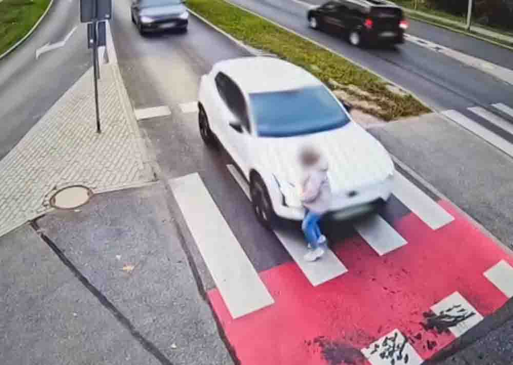 Zielona Góra. Wypadek, kierowca Volvo potrącił 75-latkę na przejściu dla pieszych