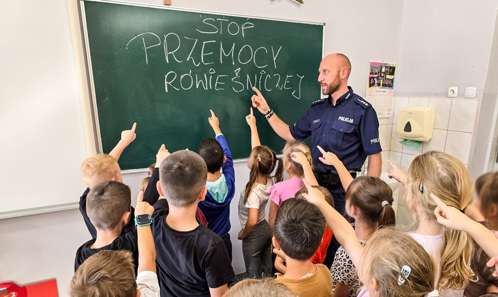 Cyberprzemoc wśród dzieci i młodzieży. Policjanci z Nowej Soli odwiedzają szkoły