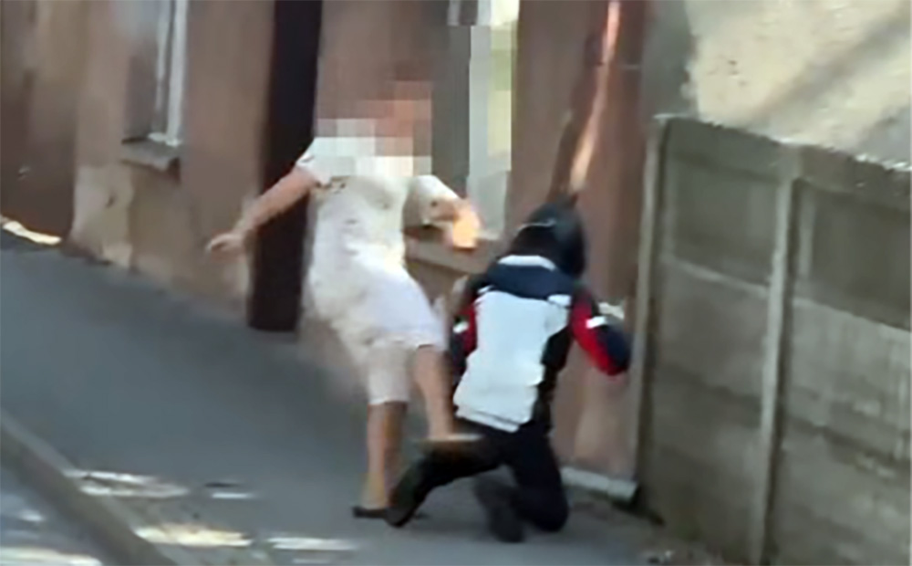 Agresja na drodze. Kierowca pobił motocyklistę po zwróceniu uwagi [FILM]