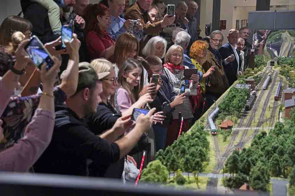Zielona Góra. 13-metrowa makieta z miniaturowymi pociągami w Muzeum Ziemi Lubuskiej