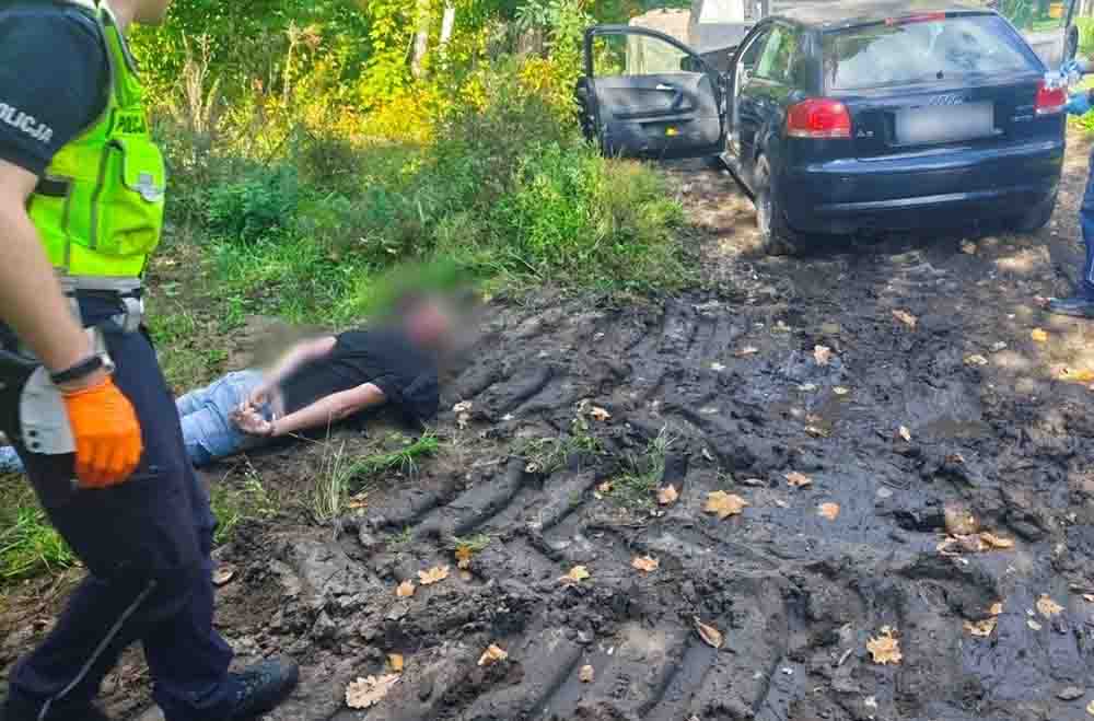 Uciekał policji tylko kilkadziesiąt sekund, uderzył w maszynę leśną