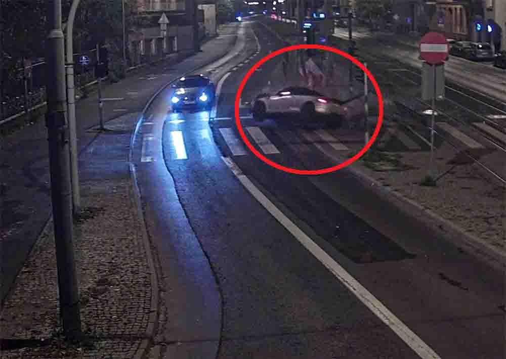 Kierująca Audi uderzyła w przystanek, porzuciła samochód i uciekła