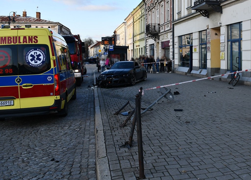 BMW wpadło w poślizg i wjechało na chodnik w centrum Nowego Sącza. 22-latek usłyszał zarzuty