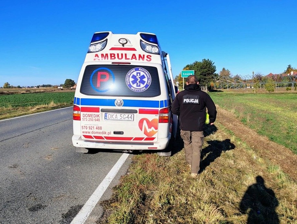Uciekał skradzioną karetką i potrącił policjantkę. Policja użyła broni