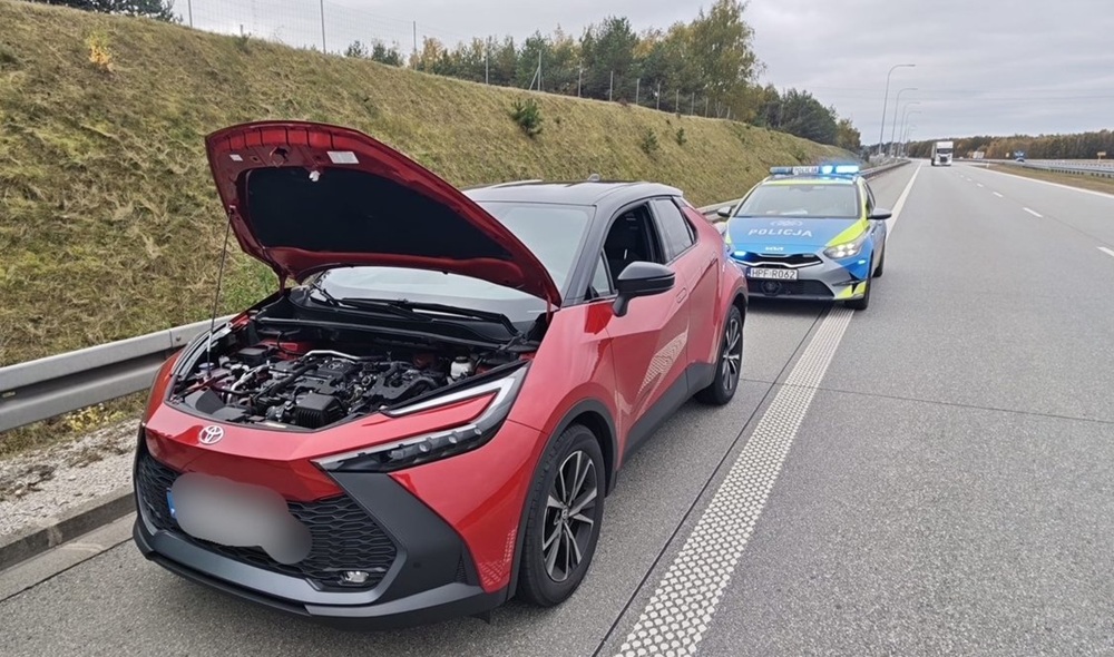 Jechał skradzioną Toyotą na S8. 50-latek był po alkoholu i bez uprawnień