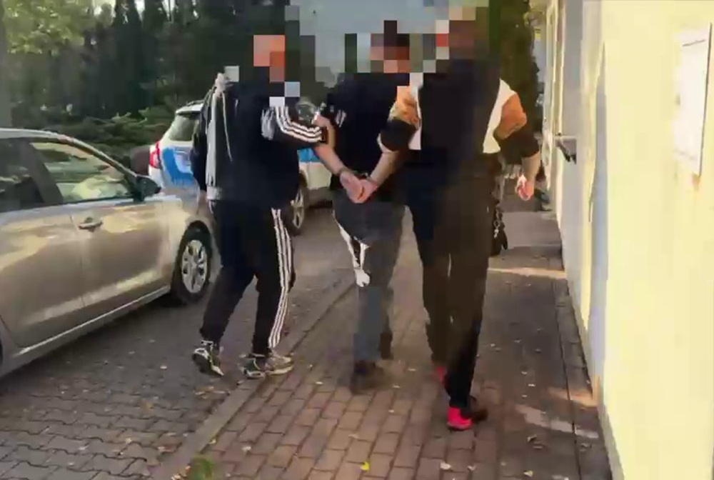 Groził śmiercią i wybił szybę w samochodzie. 30-latek zatrzymany