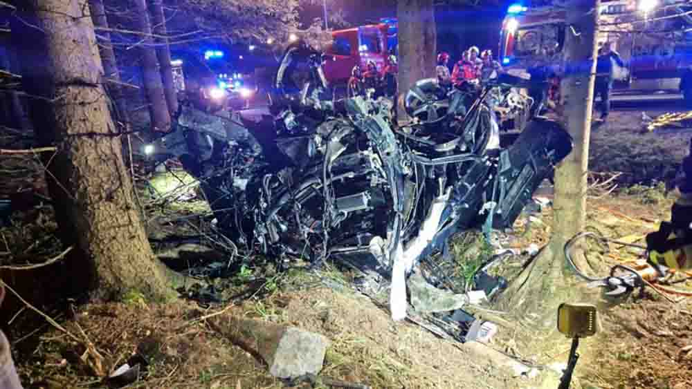 Śmiertelny wypadek pod Szklarską Porębą. BMW uderzyło w drzewo, licznik wskazywał 185 km/h (ZDJĘCIA)