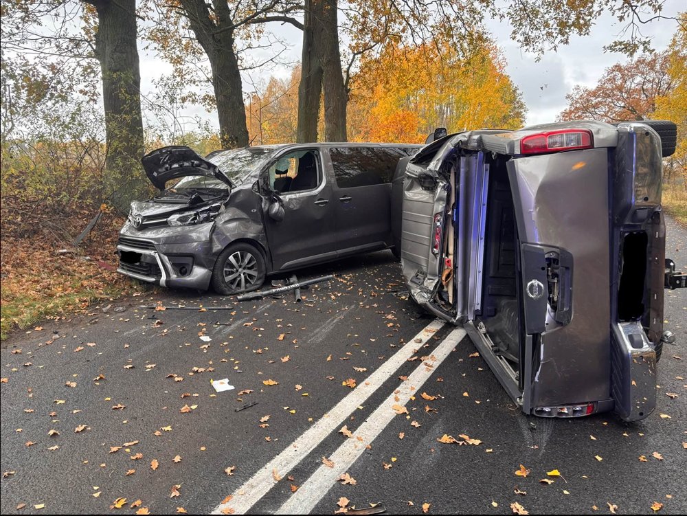 Wypadek w Podbrzeziu Górnym. Jeden z samochodów przewrócił się na bok [ZDJĘCIA]
