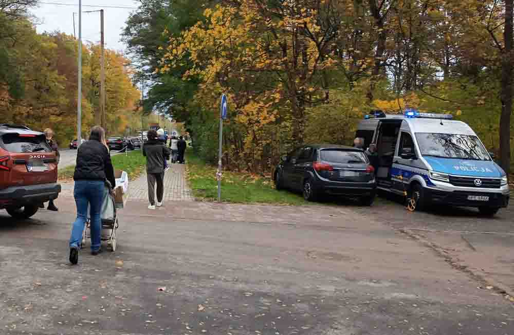 Zielona Góra. Ogromny ruch przy cmentarzu. Policja apeluje o ostrożność