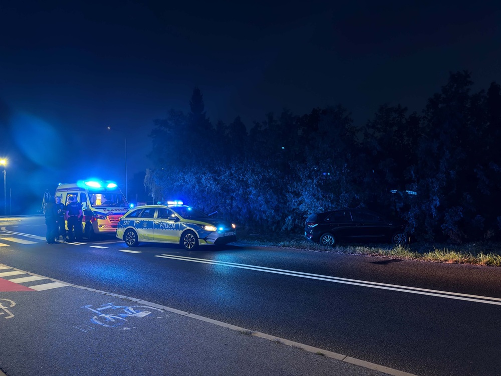 Osobówka wypadła z ronda w Kiełpinie. Na miejscu zielonogórska policja