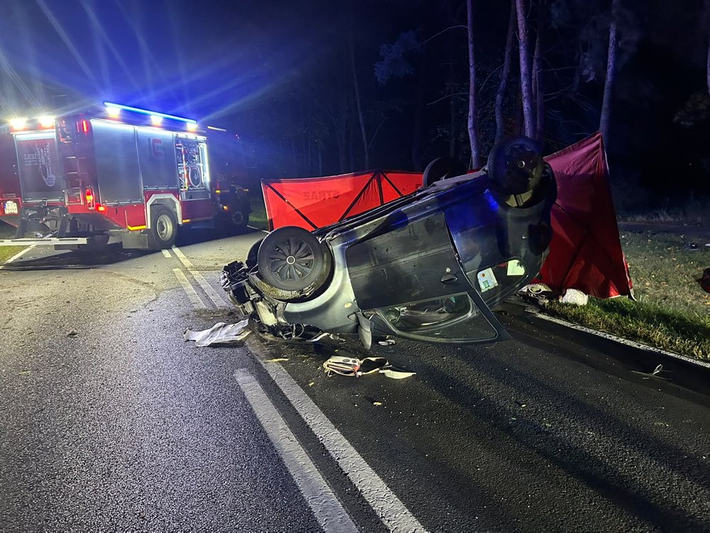 Śmiertelny wypadek na trasie Szamotuły–Oborniki. Citroen uderzył w drzewo