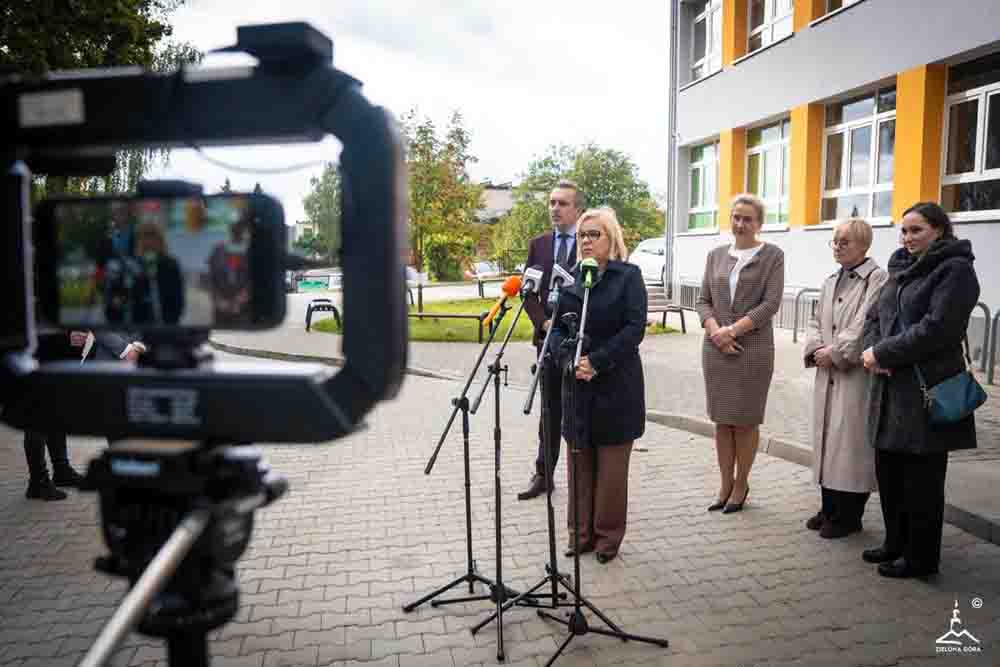Zielona Góra. „Rewelacyjnie wam się to udało” – Paulina Hennig-Kloska chwali SP nr 14